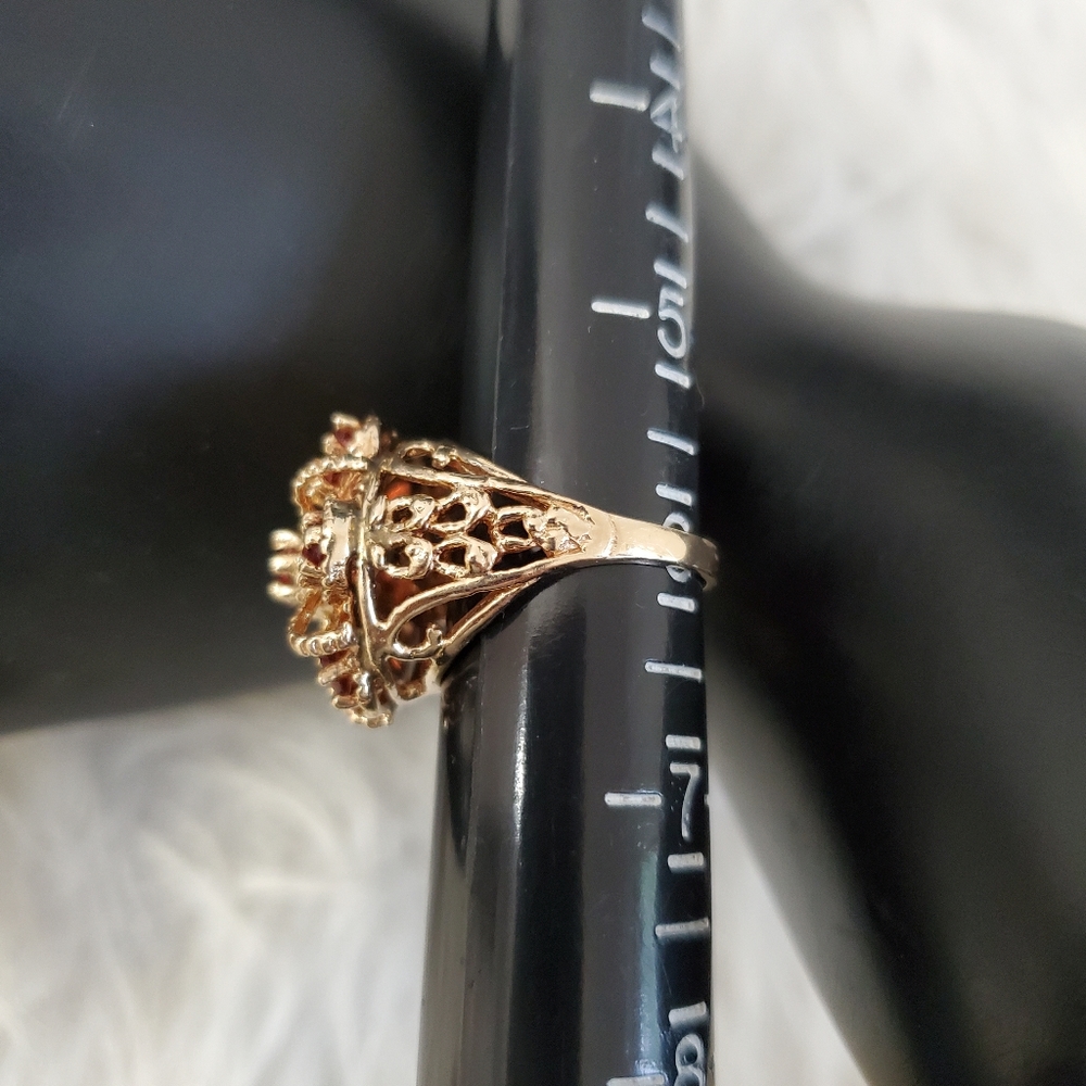 Watch Video / Heavy 14K Gold Garnet Ring: A Burst of Radiant Luxury - Picture 8 of 17